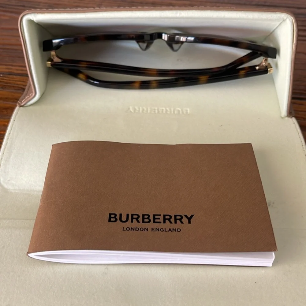 BURBERRY Leather Sunglasses Case fits oversized glasses in Tan and Velvet Cream